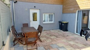 Outdoor dining - New Listing (Chartres)