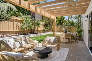Outdoor dining - South Oceanside Dream Home! Walk to beaches + 101 (Oceanside)