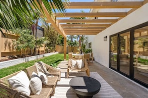 Outdoor dining - South Oceanside Dream Home! Walk to beaches + 101 (Oceanside)