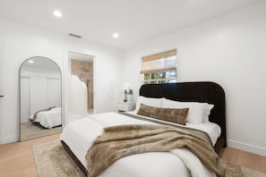 Room - South Oceanside Dream Home! Walk to beaches + 101 (Oceanside)