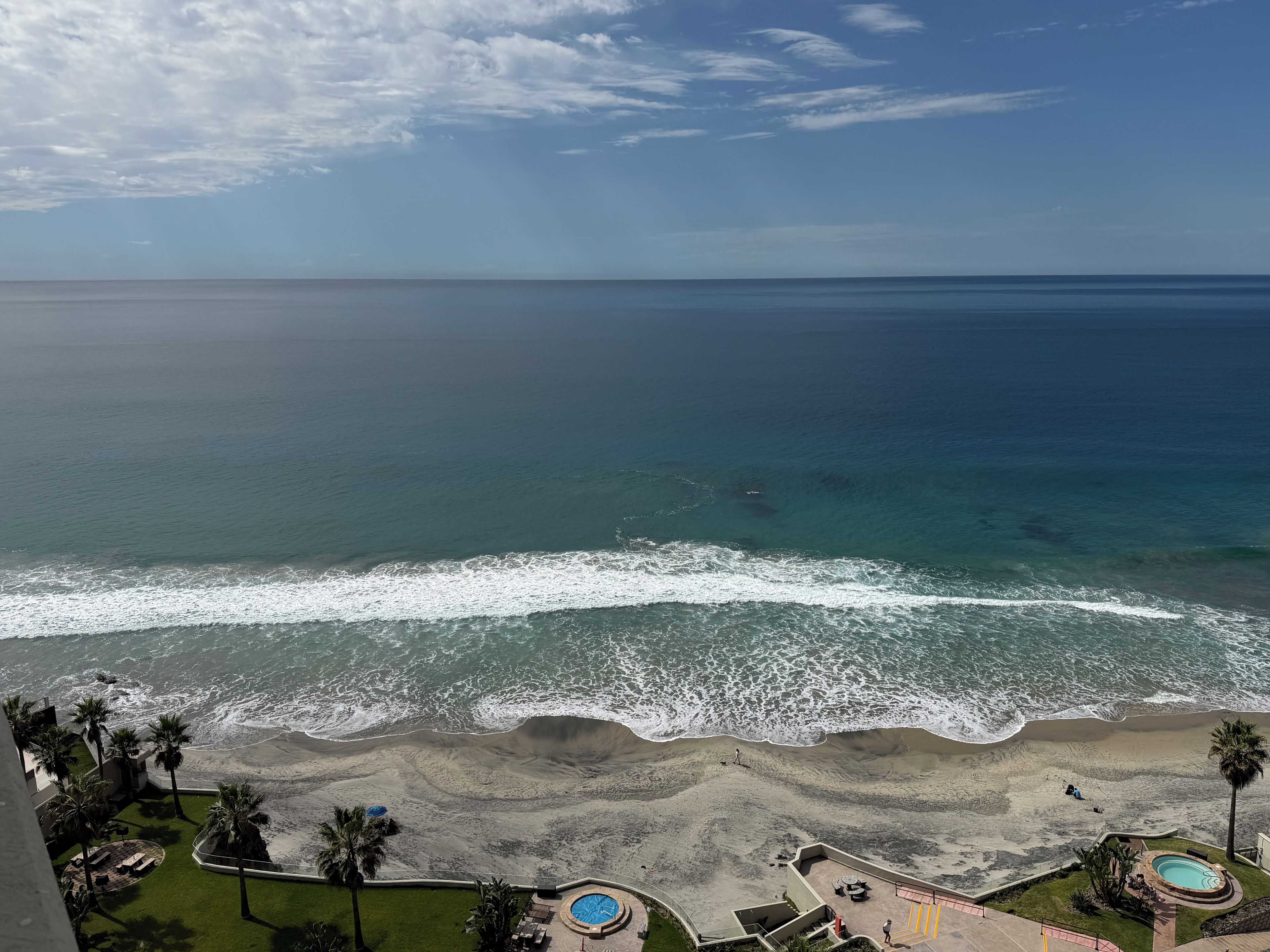 Ein Anwesen direkt am Strand mit einem Swimmingpool, einem Strand und Blick auf den Ozean.