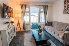 Living area - Wembley 4-Bed Home | Near Stadium | Garden & Parking | Families & Contractors (Wembley)