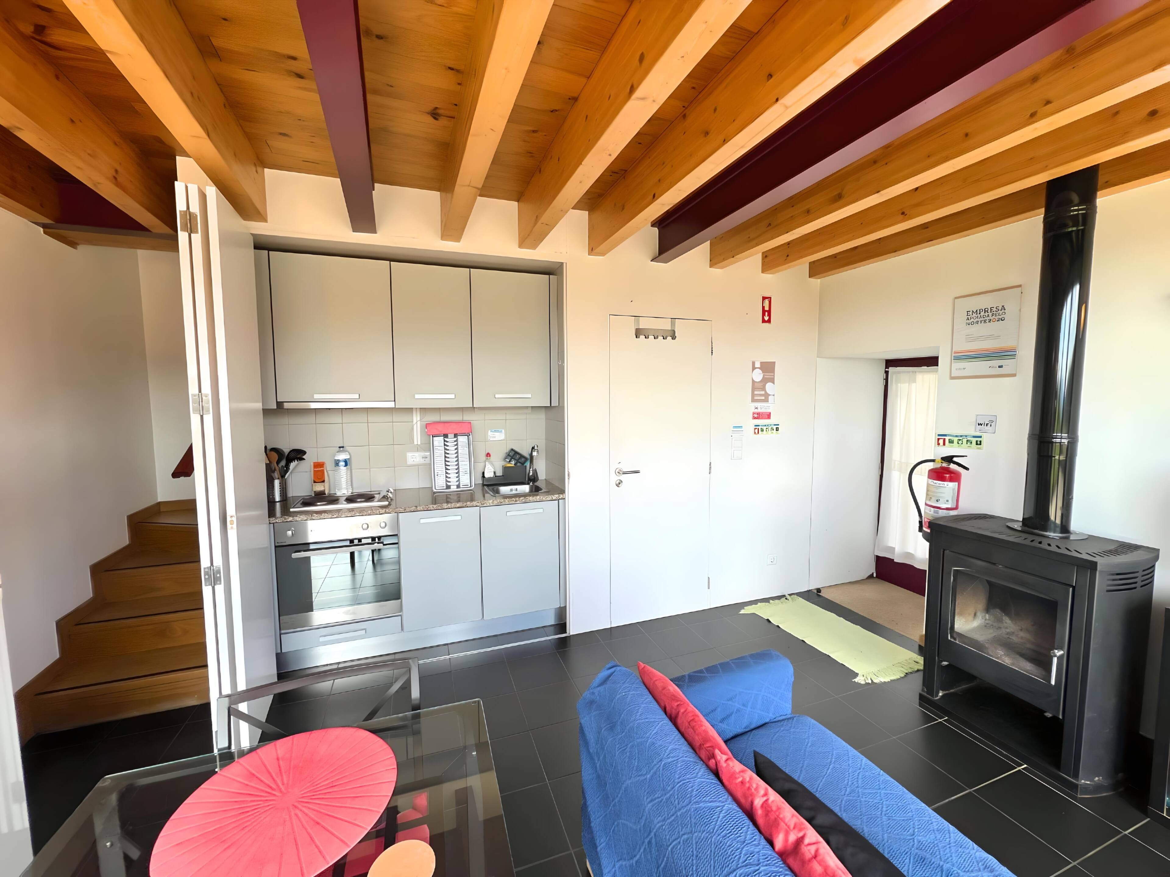 Una sala de estar moderna con una mesa de centro de vidrio, un sofá y una chimenea.