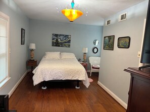 Room - Eclectic 2-bedroom house with delightful outside spaces in walkable Montrose (Houston)