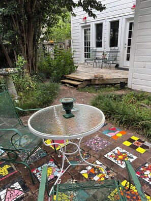 Outdoor dining - Eclectic 2-bedroom house with delightful outside spaces in walkable Montrose (Houston)