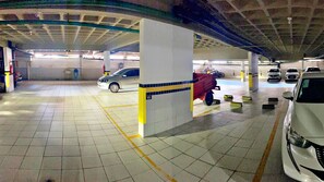Eine mehrstöckige Parkgarage mit mehreren parkenden Autos.