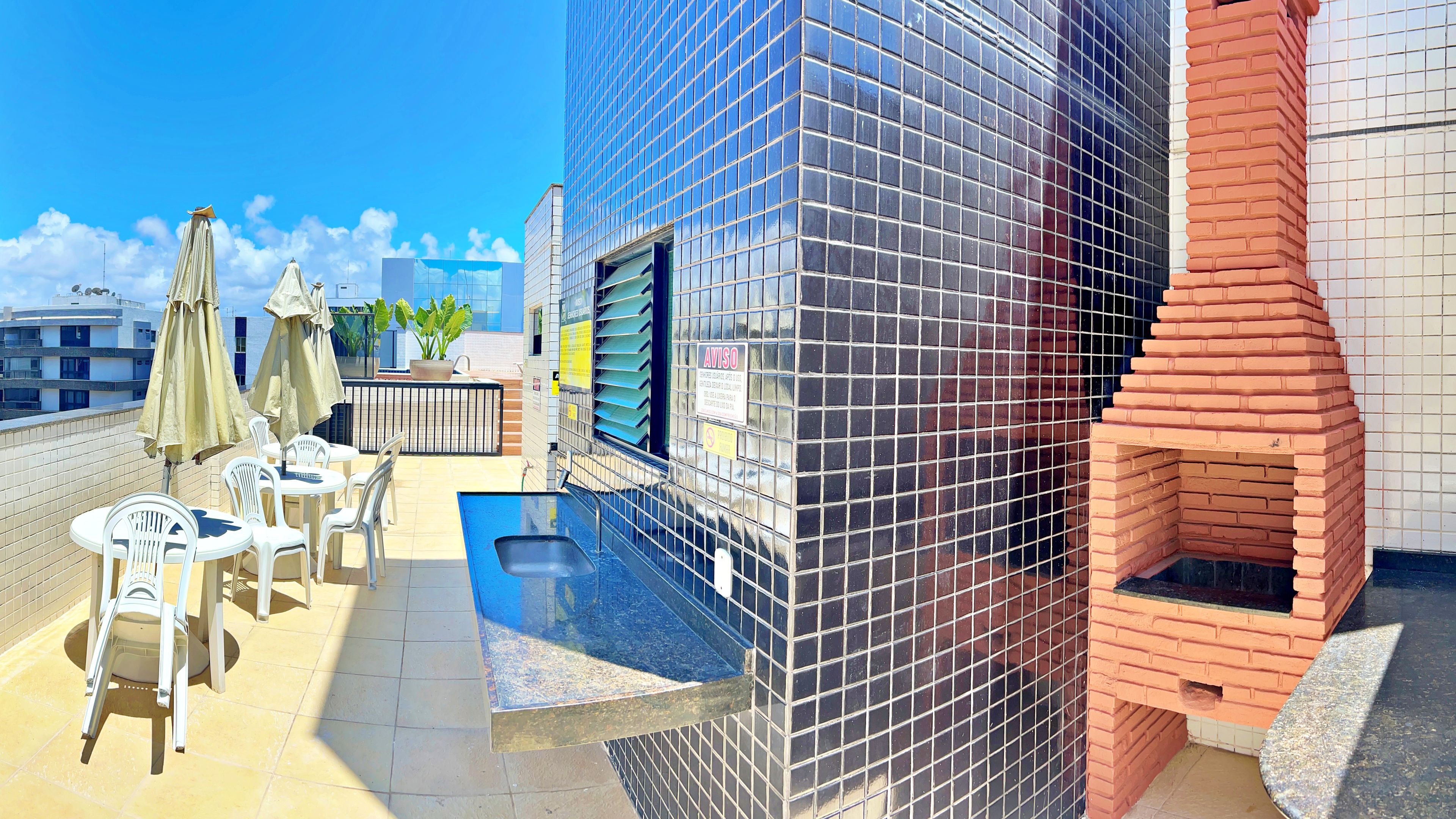 Eine Dachterrasse mit Sitzgelegenheiten im Freien, einem kleinen Pool und einem Backofen aus Ziegeln.