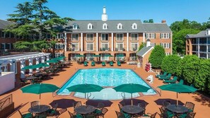 A hotel with a central swimming pool surrounded by outdoor seating and umbrellas. - Historic Escape – 1BR Villa at Westgate Williamsburg (Williamsburg)