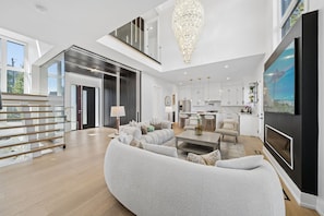 Living area - 4 Bedroom House Walking Distance to DT Brooklin in Whitby, ON! (Whitby)