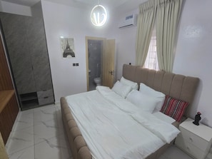 Room - Royal Crowns Apartments. Cosy 2 bedroom ground floor flat in secure estate (Lagos)