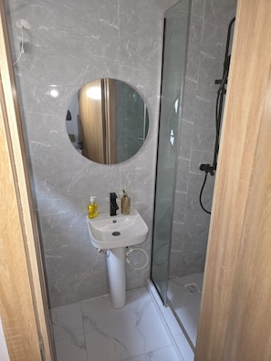 Bathroom - Royal Crowns Apartments. Cosy 2 bedroom ground floor flat in secure estate (Lagos)