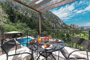 Outdoor dining - Charming stonehouse Ramiro (Podašpilje)