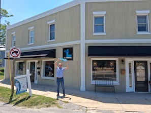 Un bâtiment à deux étages, sur lequel on peut voir une pancarte « À vendre », une autre indiquant « Stationnement interdit » et une troisième portant le nom « T.L. Edwards ».