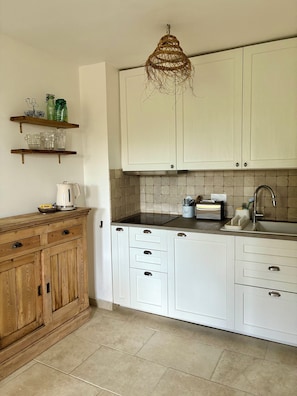 Private kitchen - New Listing (Lorgues)