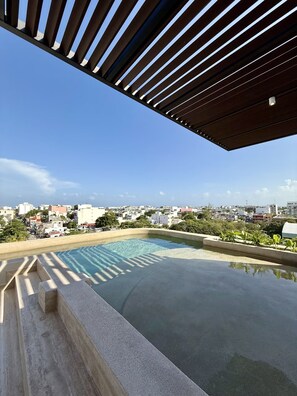 Une piscine sur le toit offrant une vue dégagée sur le paysage urbain.