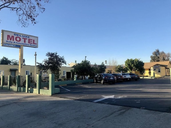 A motel with a signboard indicating daily kitchenettes. - deluxe motel (Pomona)