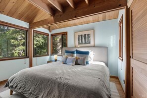 Room - Timber Cottage - 2 BR + Sleeping Loft, Hot Tub, EV charger (Sea Ranch)