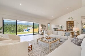 Living area - Cloud 9, by Vinifera Homes (Glen Ellen)