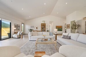 Living area - Cloud 9, by Vinifera Homes (Glen Ellen)