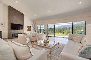 Living area - Cloud 9, by Vinifera Homes (Glen Ellen)