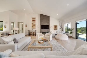 Living area - Cloud 9, by Vinifera Homes (Glen Ellen)