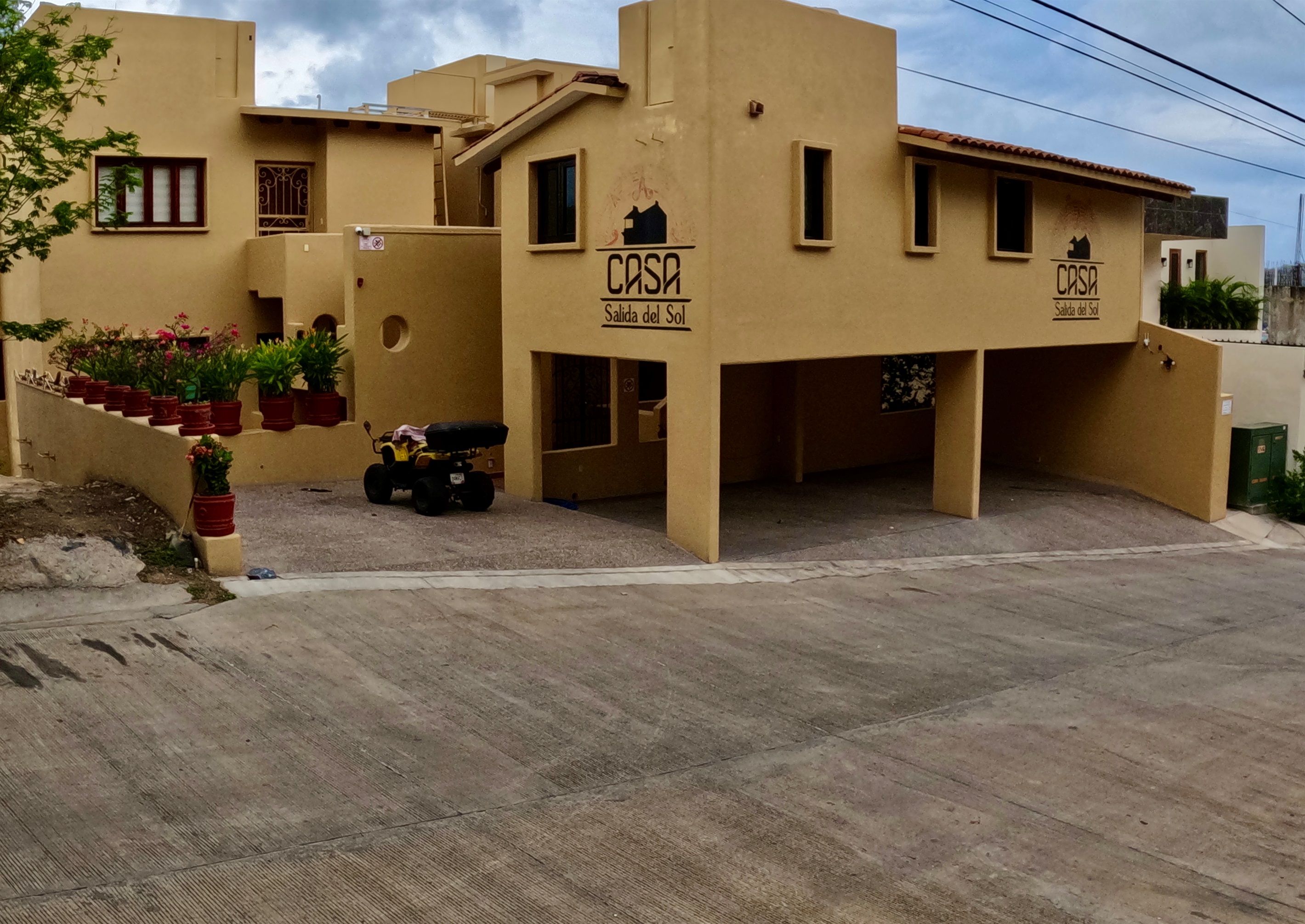 Un edificio con el letrero 'CASA Salida del Sol' que indica un hotel u otro establecimiento similar.