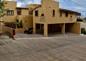 Un edificio con el letrero 'CASA Salida del Sol' que indica un hotel u otro establecimiento similar.