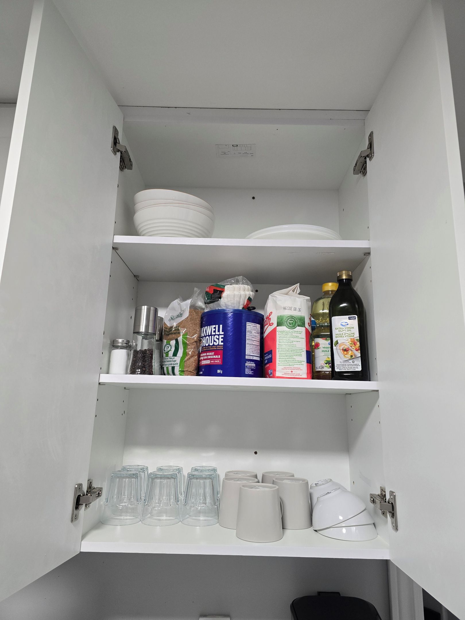 Un meuble de cuisine doté d’étagères contenant divers objets.