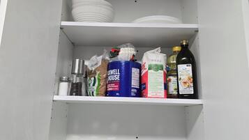 Un meuble de cuisine doté d’étagères contenant divers objets.