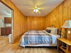 Room - Cozy Cottage #17 - King Bed -Pond View - Heated Pool (Brackley Beach)