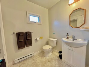 Bathroom - Cozy Cottage #17 - King Bed -Pond View - Heated Pool (Brackley Beach)