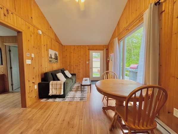 Dining - Cozy Cottage #17 - King Bed -Pond View - Heated Pool (Brackley Beach)