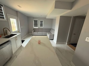 Cozinha moderna com armários brancos e forno embutido.