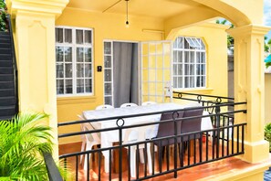 Outdoor dining - 2-bedroom apartment in soothing Grand Baie with AC comfort (Grand Baie)