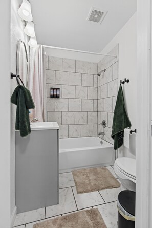 Bathroom - Polk Street Station - 3BR Home Near Downtown Amarillo (Amarillo)