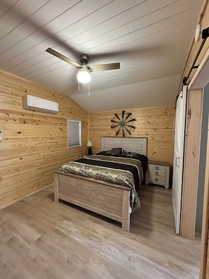 Room - Cozy 1-bedroom cabin in fantastic Grove with refreshing AC (Grove)