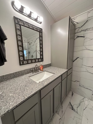 Bathroom - Cozy 1-bedroom cabin in fantastic Grove with refreshing AC (Grove)