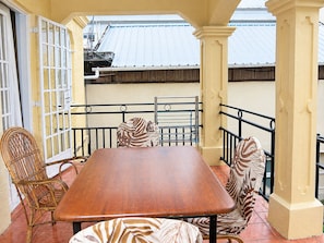 Outdoor dining - Cozy 1-bedroom studio in awesome Grand Baie with AC & Terrace (Grand Baie)