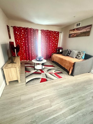 Room - 2-bedroom apartment in beautiful Houston with AC and fitness room (Houston)