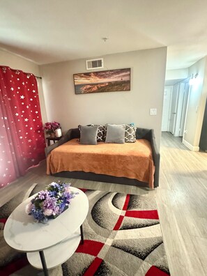Living area - 2-bedroom apartment in beautiful Houston with AC and fitness room (Houston)
