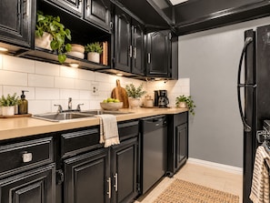 Private kitchen - Cozy 2-bedroom townhome in lovely Grand Prairie with AC Near ATT (Grand Prairie)