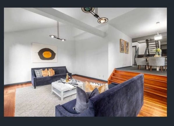 Living area - Unfurnished spacious 5 bedroom house for short term rent (Balwyn North)