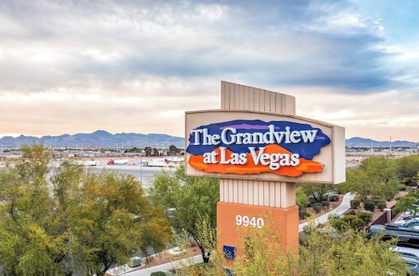 Et hotelskilt med navnet 'The Grandview at Las Vegas' og adressen '9940'.