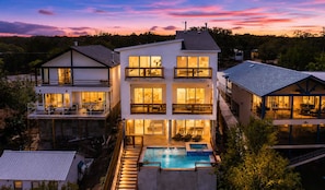 Un edificio residencial de varios pisos con piscina, balcones y vistas al paisaje circundante.