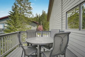 Outdoor dining - Private Hot Tub, Incredible Mountain Views, 10-min to Ski Resort (Big Sky)
