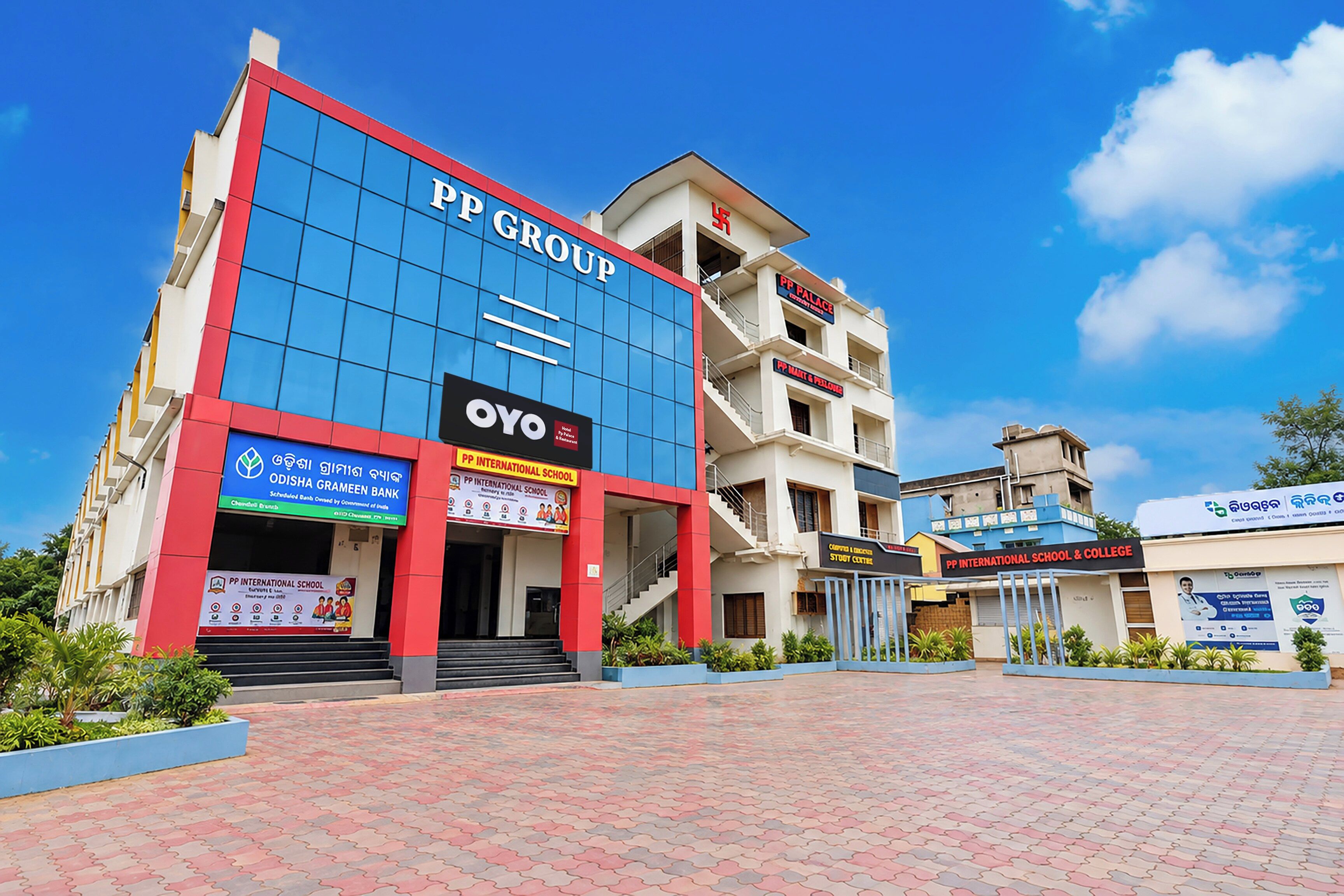 Un edificio de varios pisos con señalización para PP Group, OYO y PP International School.