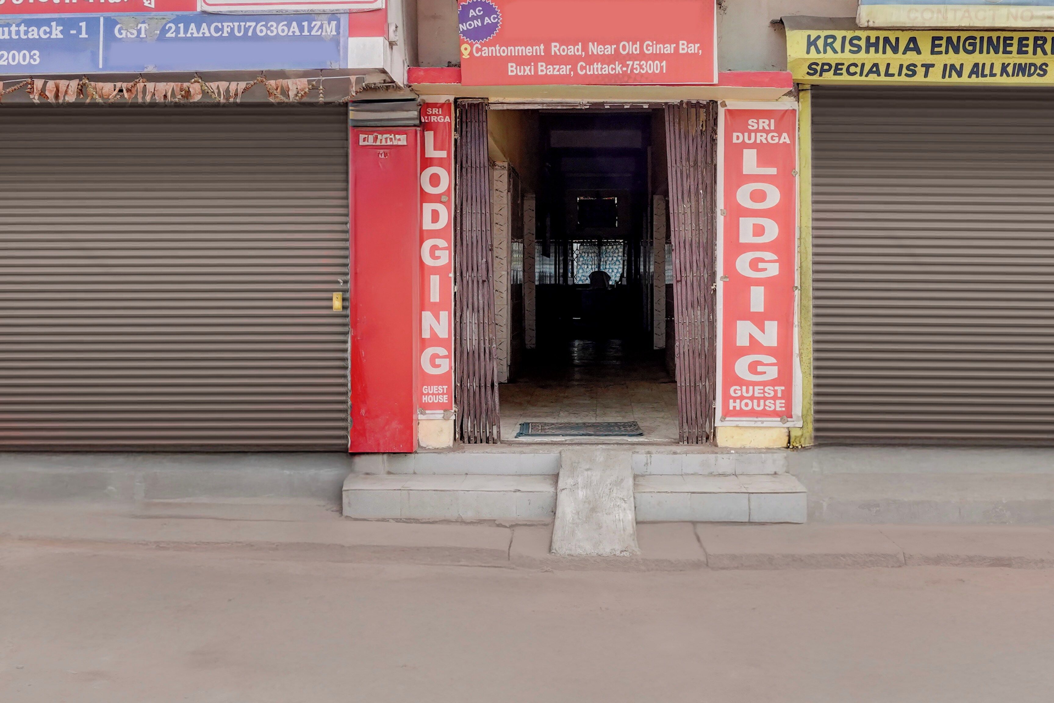 Una tienda cerrada con un letrero que indica que es una casa de huéspedes.