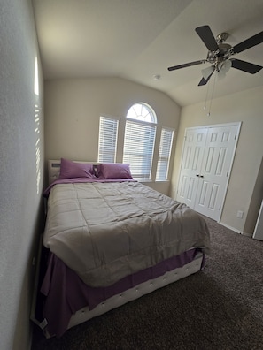 A bedroom with a bed, a ceiling fan, a window with blinds, and a door. - 3-bedroom house Oasis of calm, in safe neighborhood of Killeen. Airport area. (Killeen)