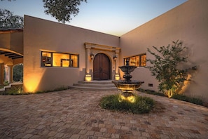Exterior - Luxury Villa- Resort-Style Pool/Spa, Steam Room, 12 min. to wine tasting & beach (Atascadero)