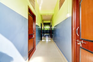 Un pasillo con puertas a ambos lados, que conduce a habitaciones.